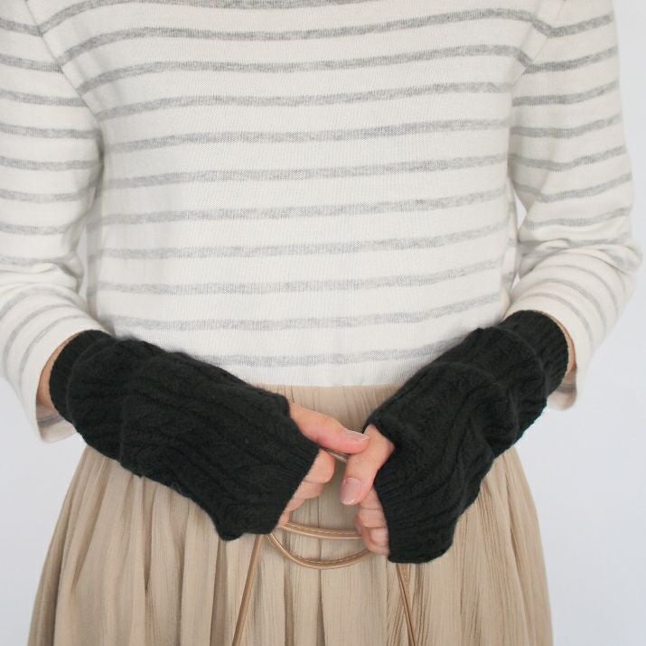 カシミヤ100％ケーブル編みアームウォーマー | Milestone公式