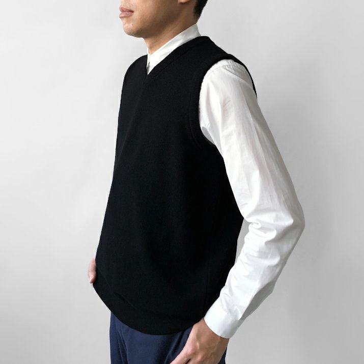 カシミヤ100％メンズVネックベスト | Milestone公式オンラインストア