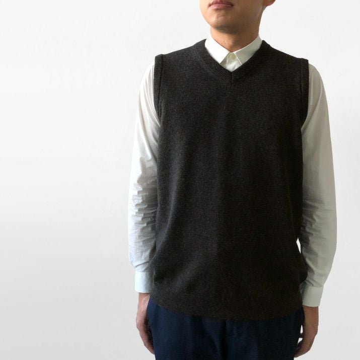 カシミヤ100％メンズVネックベスト | Milestone公式オンラインストア