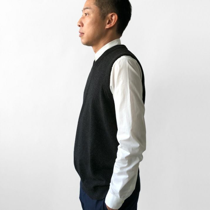 カシミヤ100％メンズVネックベスト | Milestone公式オンラインストア