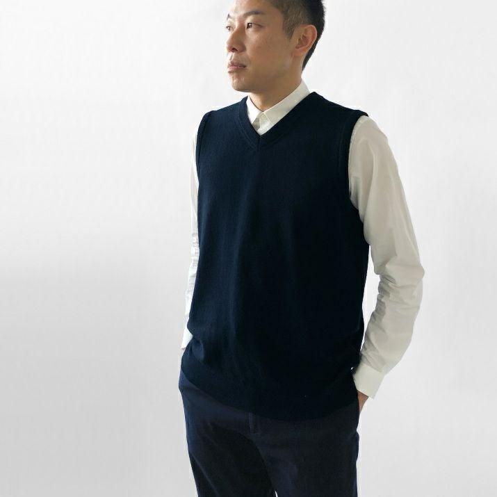 カシミヤ100％メンズVネックベスト | Milestone公式オンラインストア